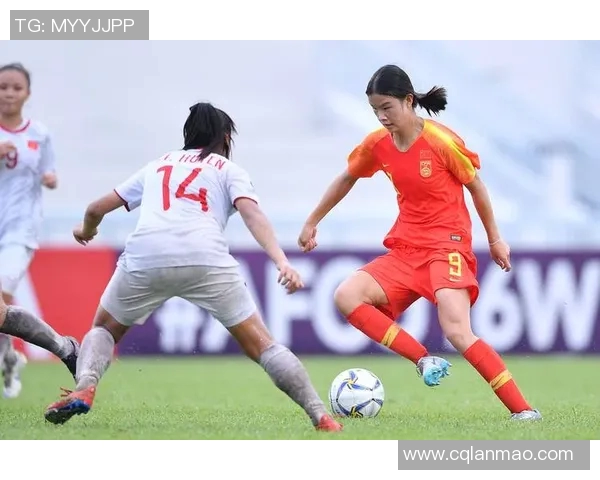 泰国最矮女足球员的励志故事与她的足球梦想之路